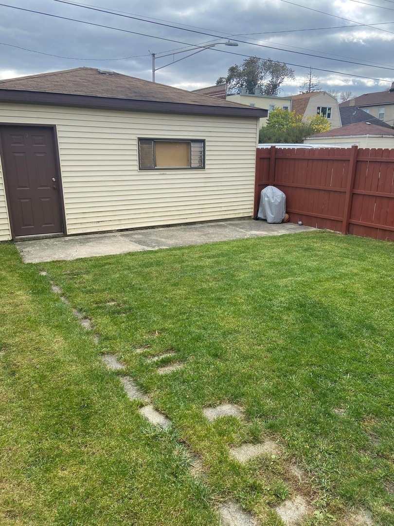 5057 West Dakin Street, Unit G Chicago, IL 60641 - Photo 18 of 19 a view of a backyard with a garden