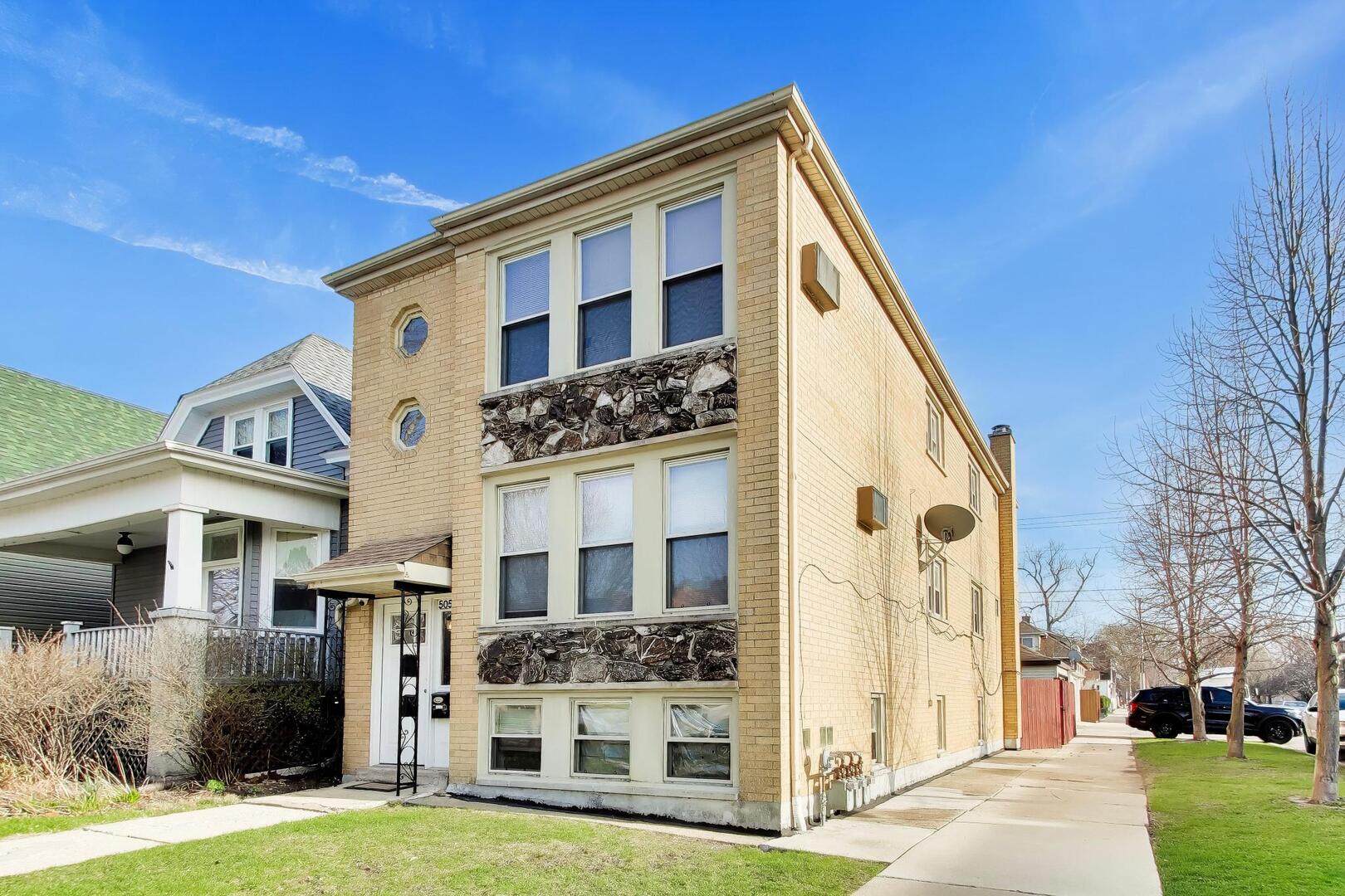 5057 West Dakin Street, Unit G Chicago, IL 60641 - Photo 3 of 19 a view of a building with a yard