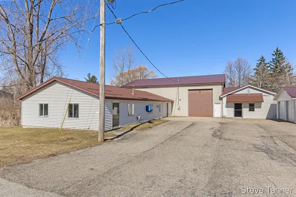 $300,000 | 5423 East Howard City-Edmore, Vestaburg, MI 48891