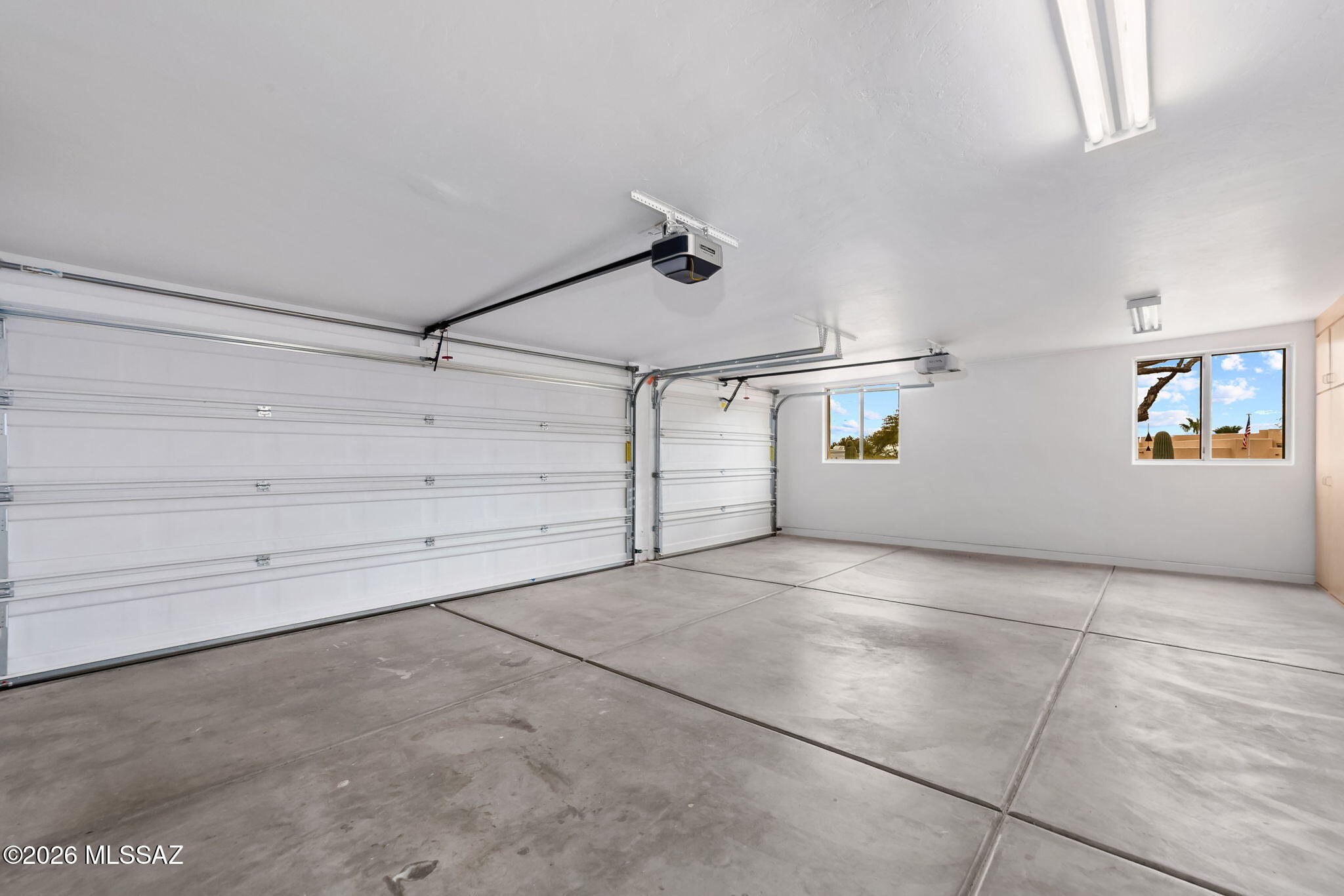 3655 North Harrison Road Tucson, AZ 85749 - Photo 39 of 51 an empty room with windows