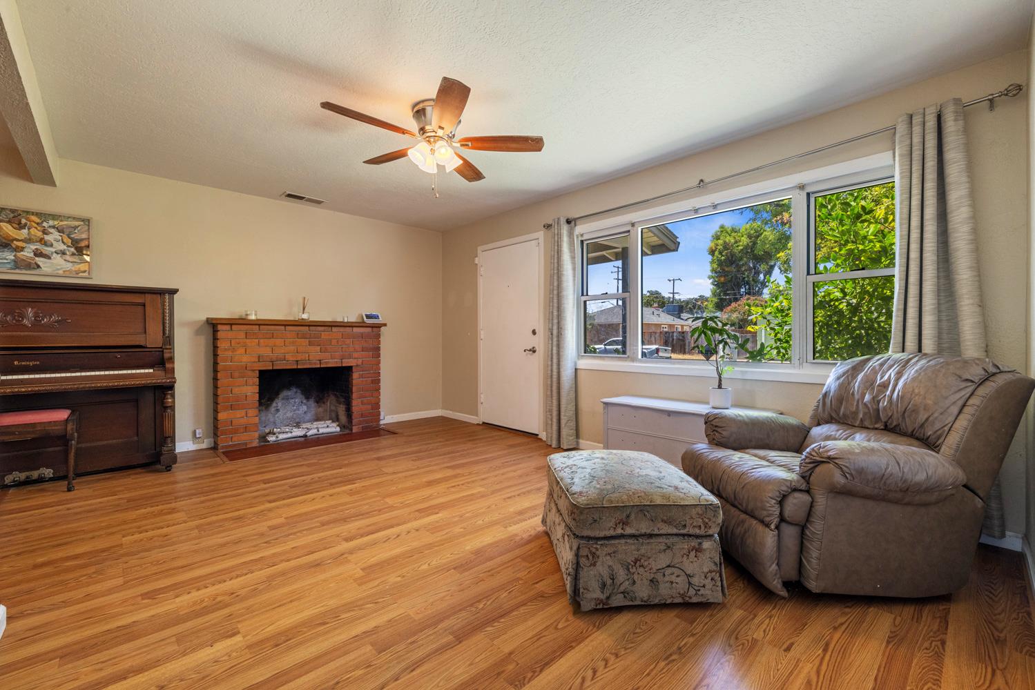 2004 Aloha Way Modesto, CA 95350 - Photo 8 of 44 Gallery Image 8