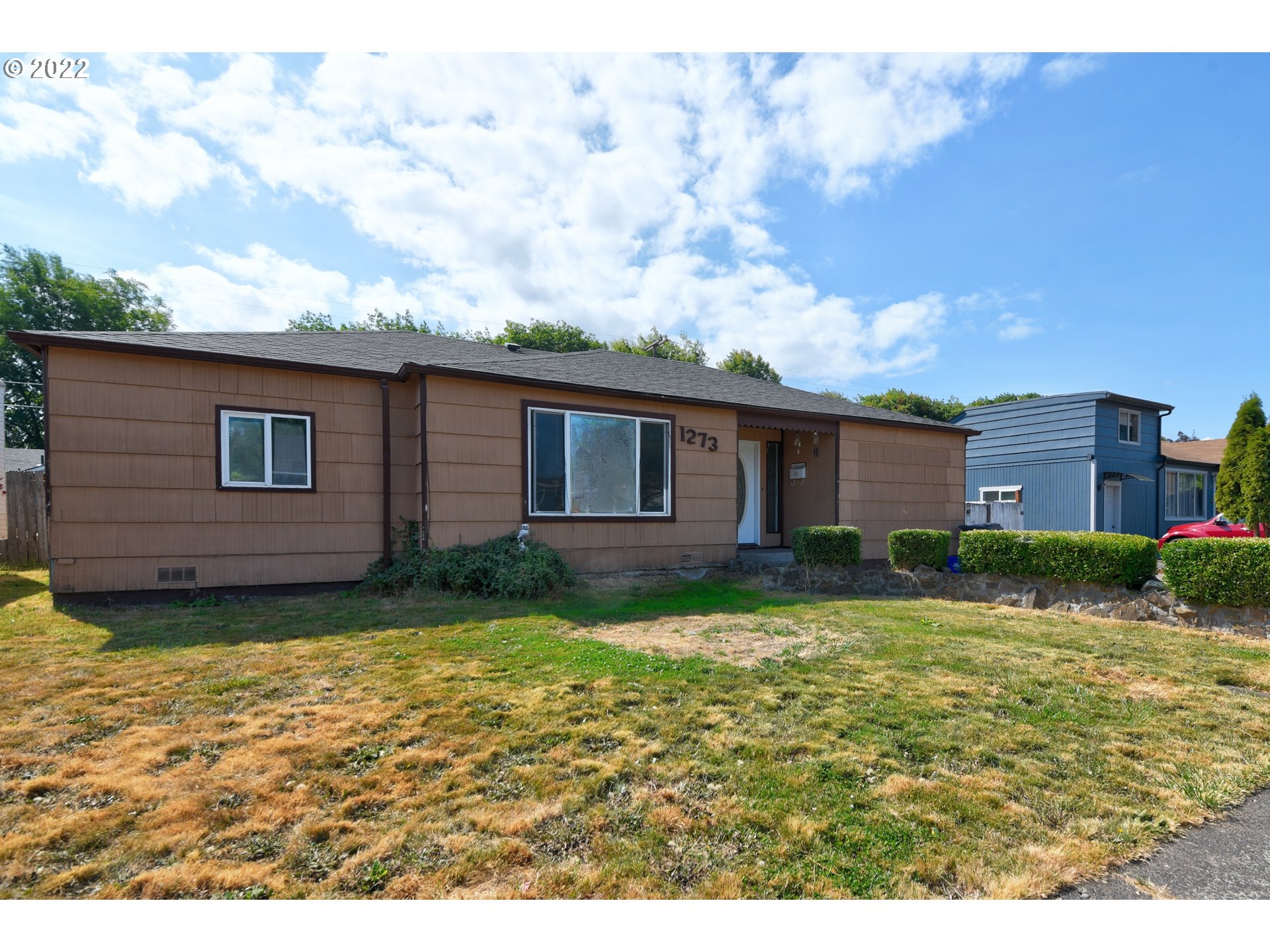 1273 Modoc Street Springfield, OR 97477 - Photo 15 of 16 a view of a backyard with plants and a barbeque