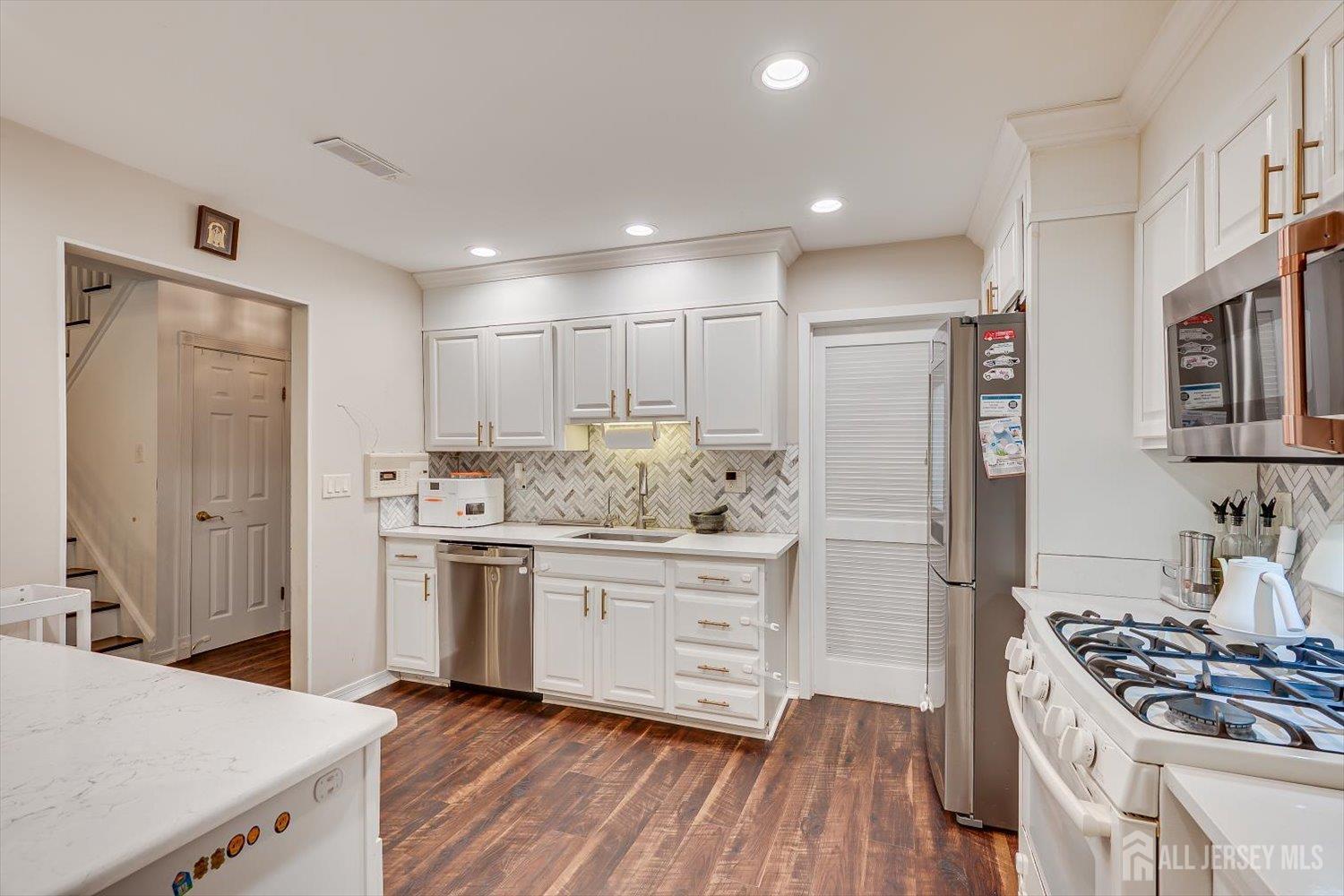 162 Coppertree Court Edison, NJ 08820 - Photo 7 of 35