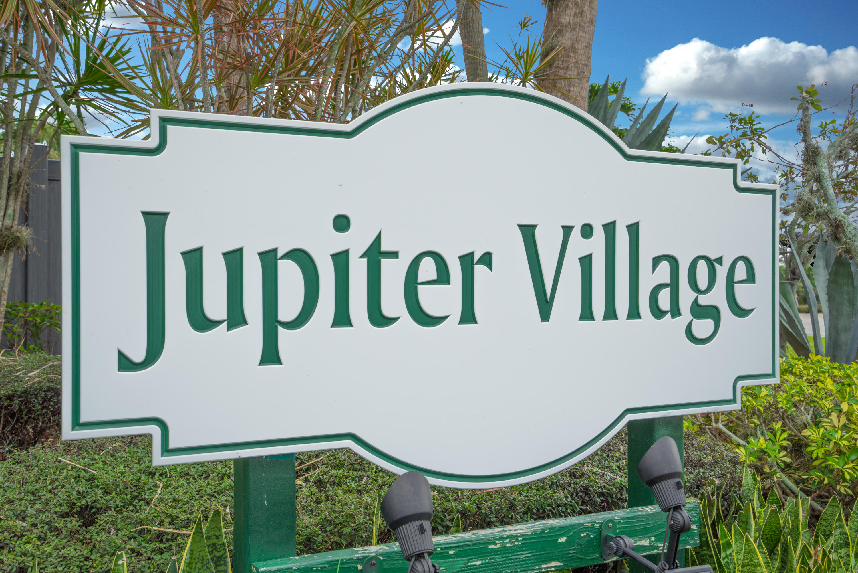 157 Pinewood Court Jupiter, FL 33458 - Photo 12 of 12 Community Sign
