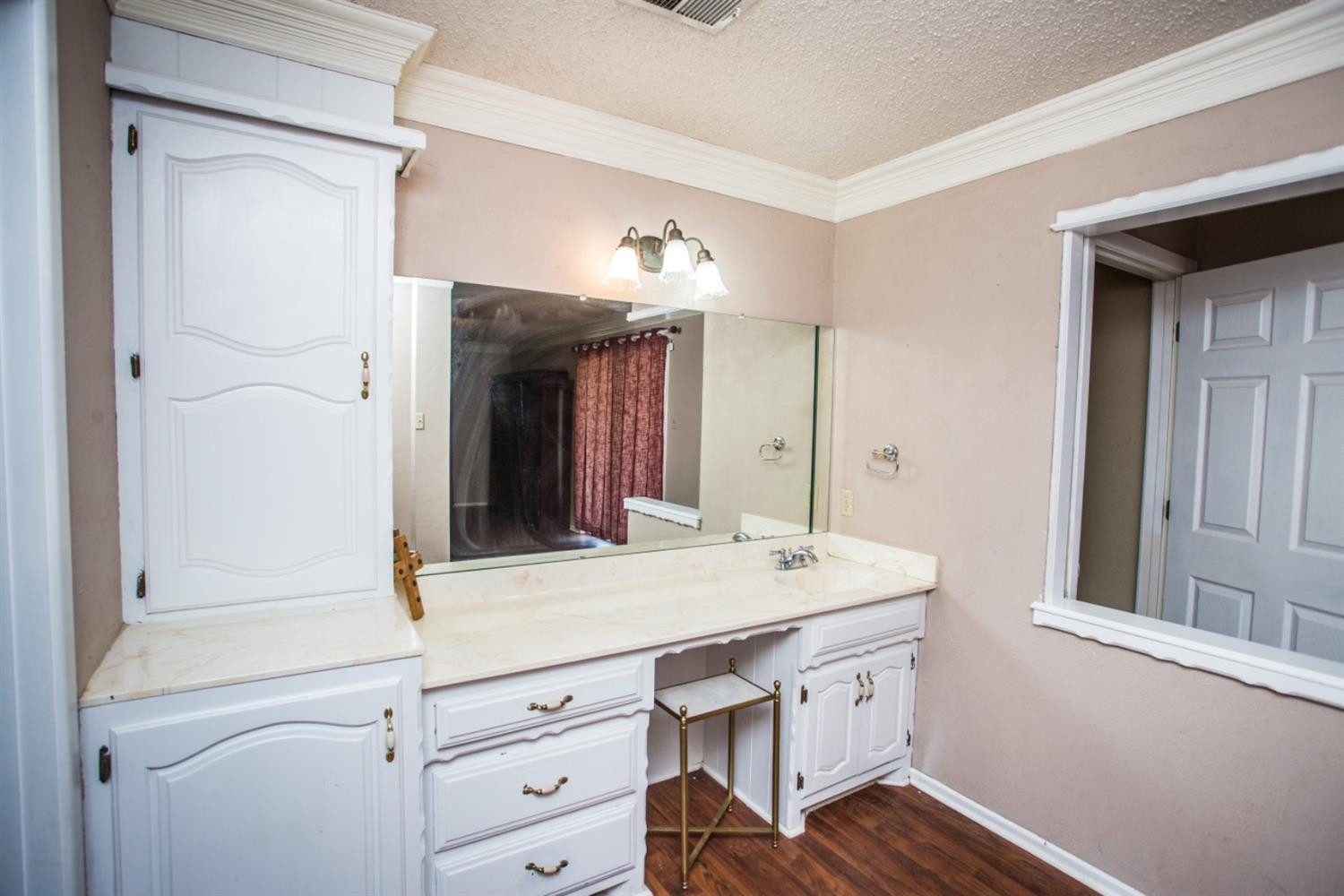 2118 Tech Drive Levelland, TX 79336 - Photo 19 of 42 a bathroom with a sink and a mirror