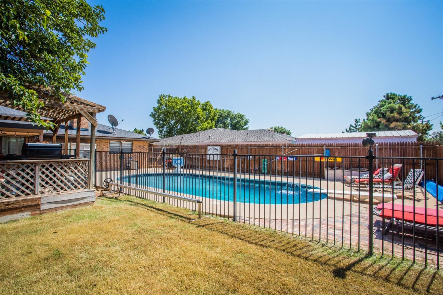 2118 Tech Drive Levelland, TX 79336 - Photo 4 of 42 a view of a balcony