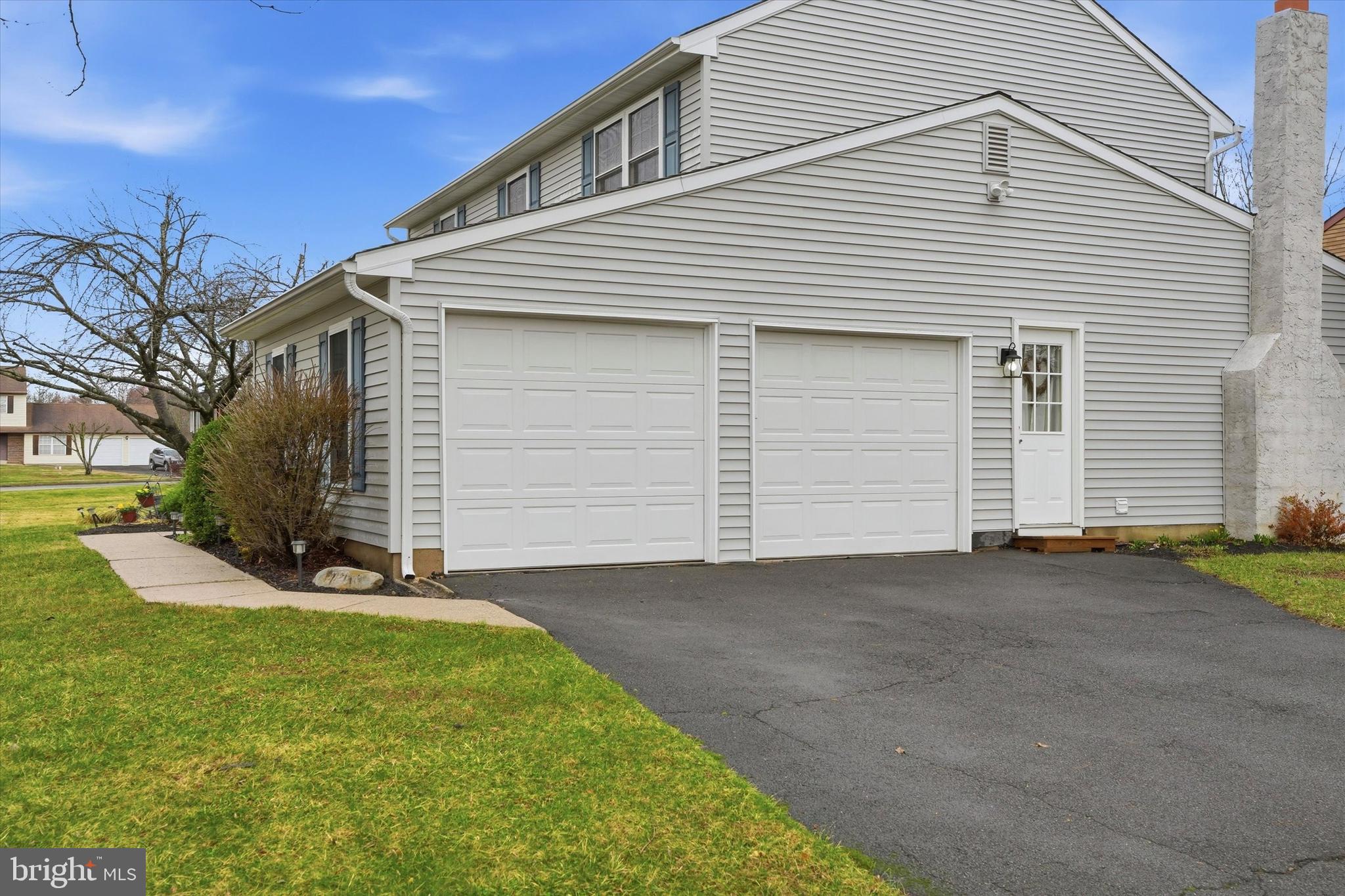 1420 Scarlet Oak Road Yardley, PA 19067 - Photo 4 of 39 Attached 2-car garage