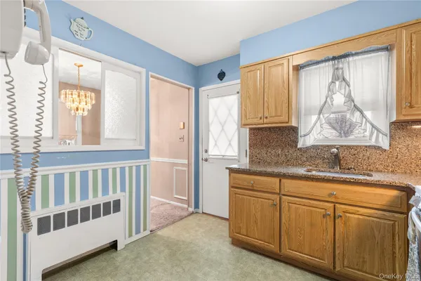 a view of a big room with closet and windows