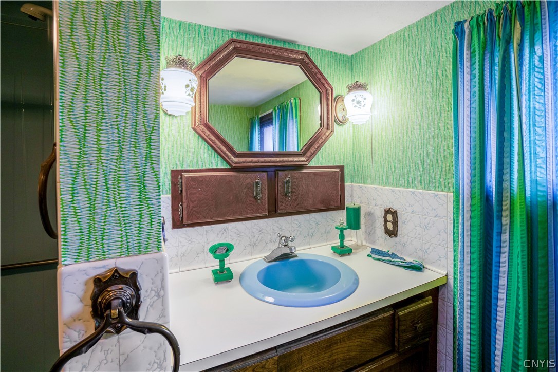 112 Winthrop Road Syracuse, NY 13206 - Photo 18 of 34 primary bath