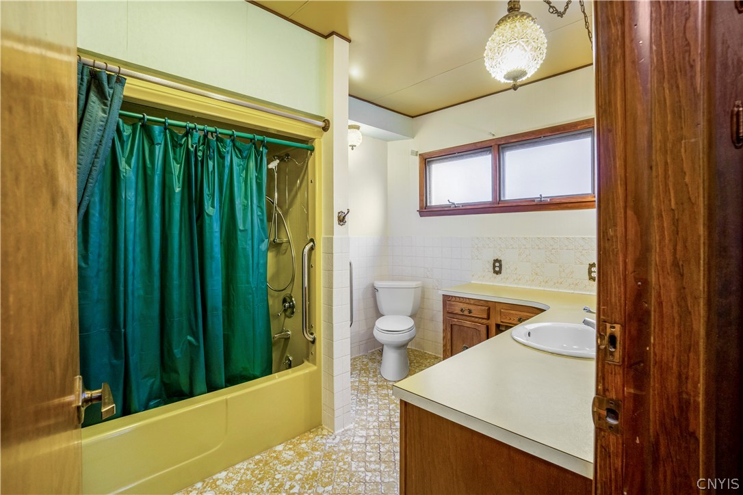 112 Winthrop Road Syracuse, NY 13206 - Photo 19 of 34 1st floor full bath