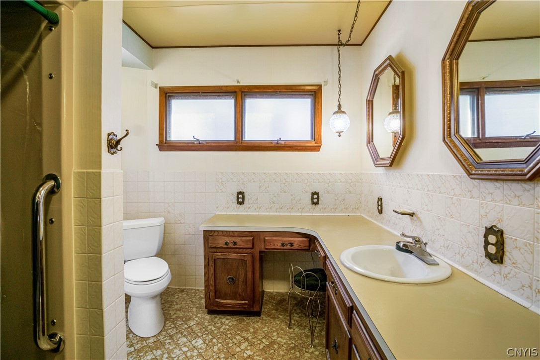 112 Winthrop Road Syracuse, NY 13206 - Photo 20 of 34 1st flr bathroom