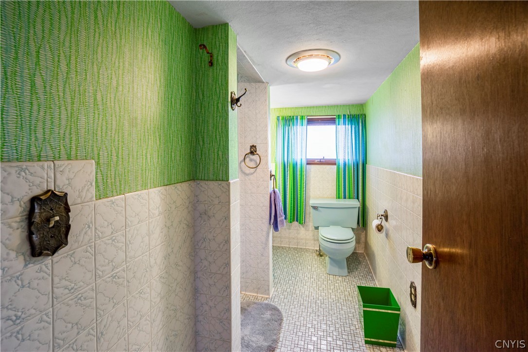 112 Winthrop Road Syracuse, NY 13206 - Photo 21 of 34 2nd floor bathroom