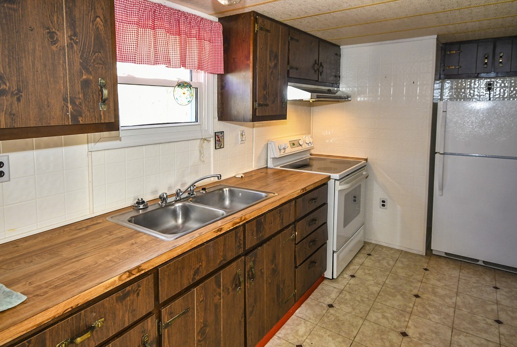 62 Seabrook Road Salisbury, MA 01952 - Photo 3 of 16