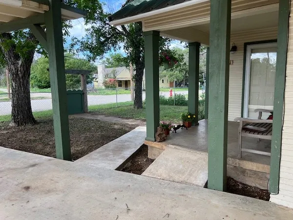 a view of a house with backyard and a tree