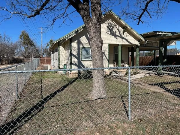 $185,000 | 806 West 6th Street, Brady, TX 76825