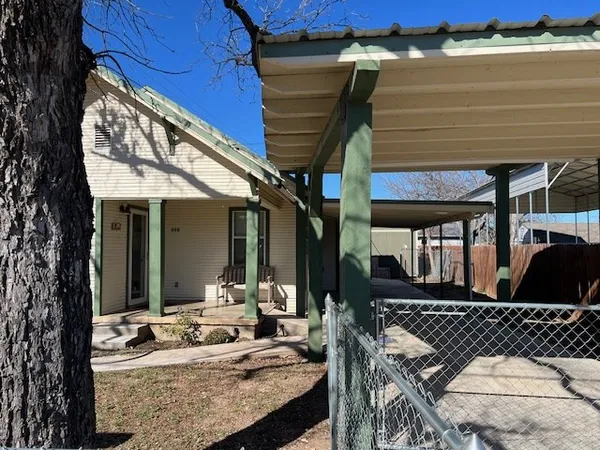 $185,000 | 806 West 6th Street, Brady, TX 76825