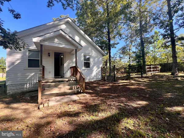 a view of a house with backyard