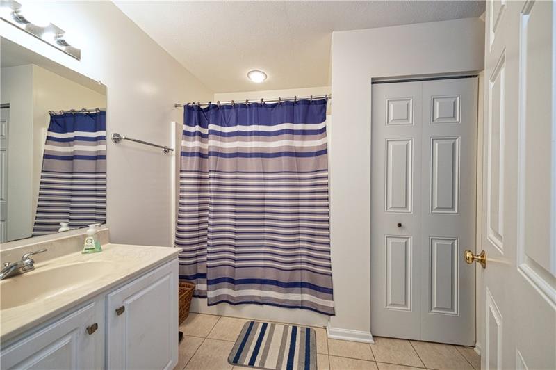 302 Saddlebrook Road Gibsonia, PA 15044 - Photo 22 of 25 2nd Floor Full Bath