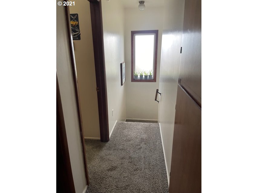 135 South R Street Cottage Grove, OR 97424 - Photo 17 of 23 Gallery Image 17