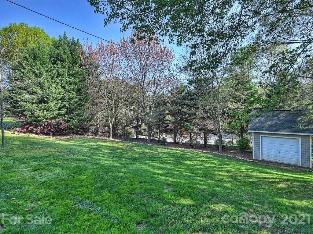 5121 Murrayhill Road Charlotte, NC 28210 - Photo 42 of 47 a backyard of a house with lots of green space