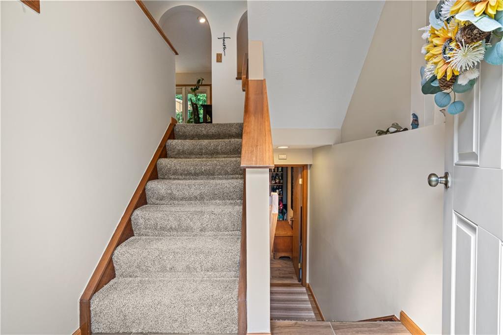 162 Old English Road Pittsburgh, PA 15237 - Photo 3 of 25 Gallery Image 3