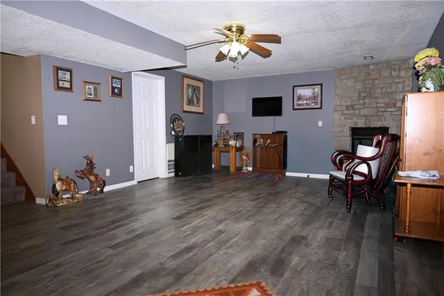 $405,000 | 10130 West 2400th Road, Fontana, KS 66026