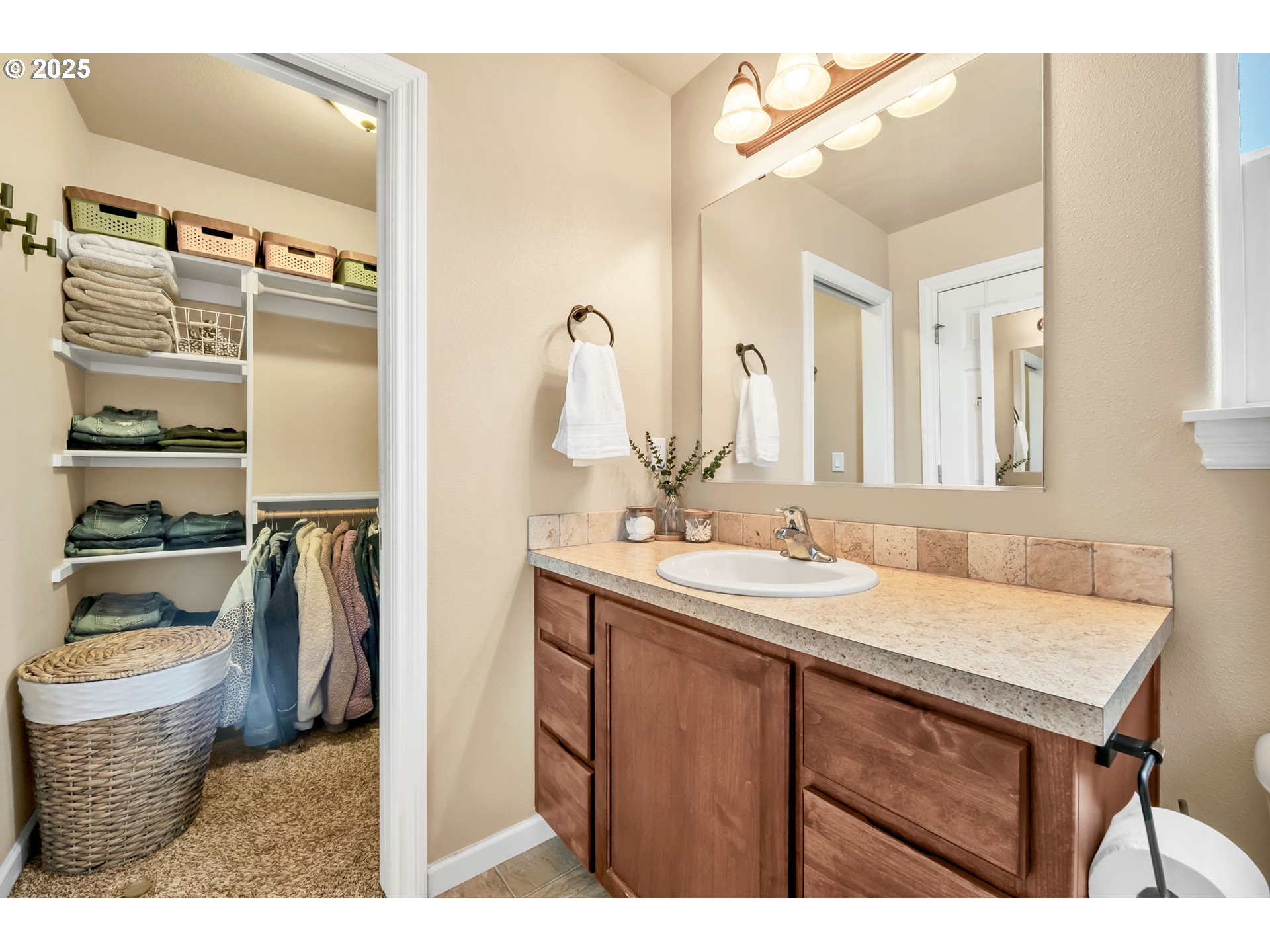 525 12th Street Aumsville, OR 97325 - Photo 14 of 23 a bathroom with a sink and a mirror