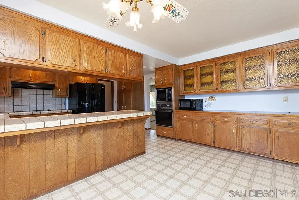 406 Mason Road Vista, CA 92084 - Photo 10 of 25 Gallery Image 10
