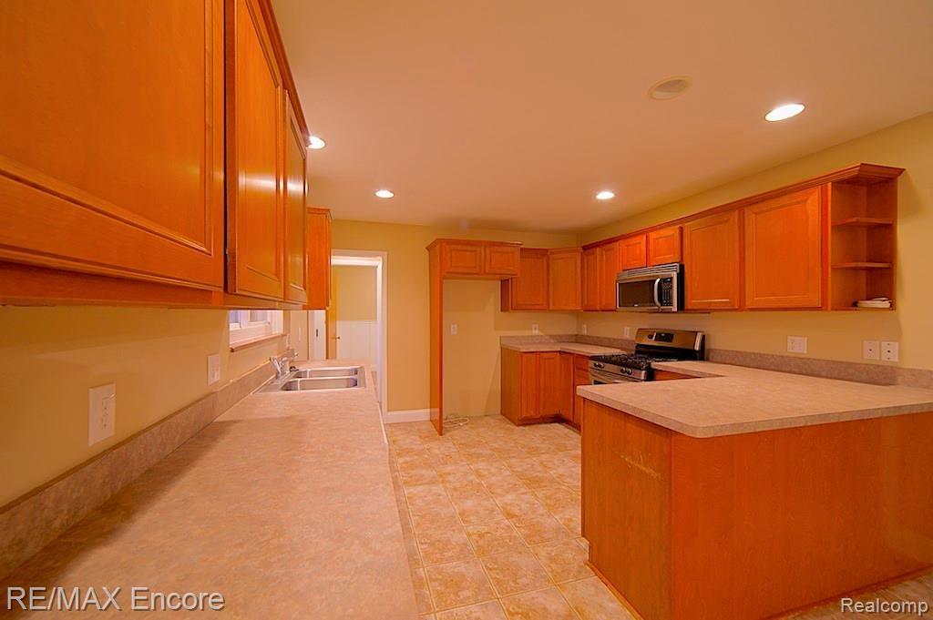 160 Kalhaven Road Rochester Hills, MI 48307 - Photo 7 of 24