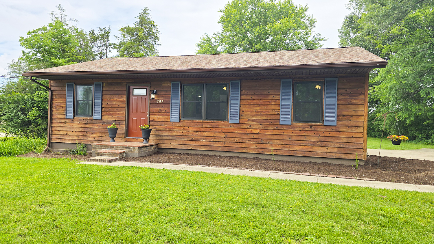787 Walnut Hill Road Centralia, IL 62801 - Photo 3 of 42 a front view of a house with a yard