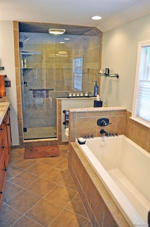 262 Lincoln Road Grosse Pointe, MI 48230 - Photo 18 of 37 262 Lincoln - Master Bath 4.jpg