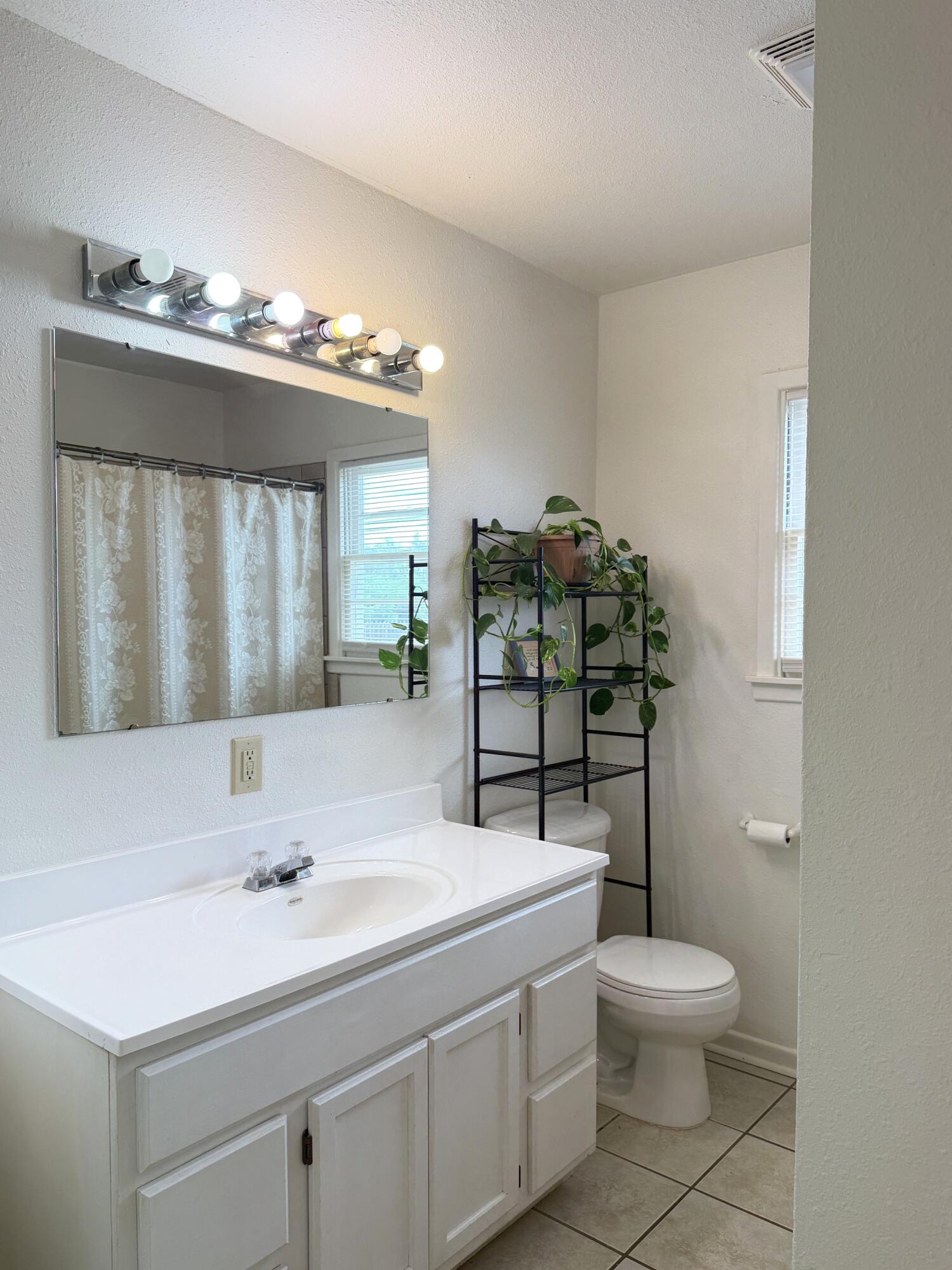 4420 37th Street Lubbock, TX 79414 - Photo 10 of 19 Bath