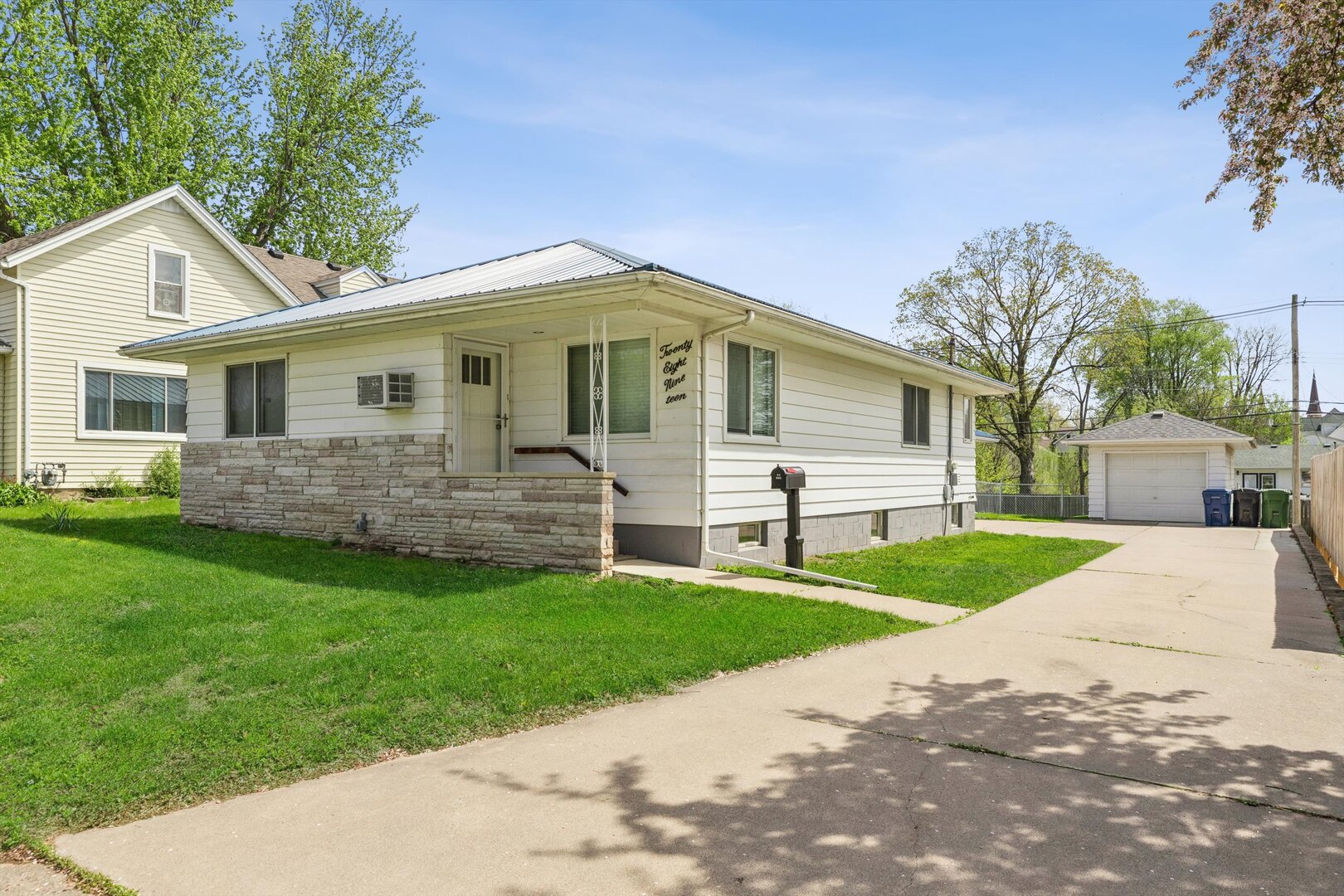 2819 North 3rd Street Clinton, IA 52732 - Photo 1 of 31 Gallery Image 1