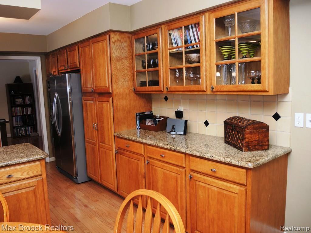 4466 Beach Road Troy, MI 48098 - Photo 9 of 45 AMPLE STORAGE & COUNTER SPACE