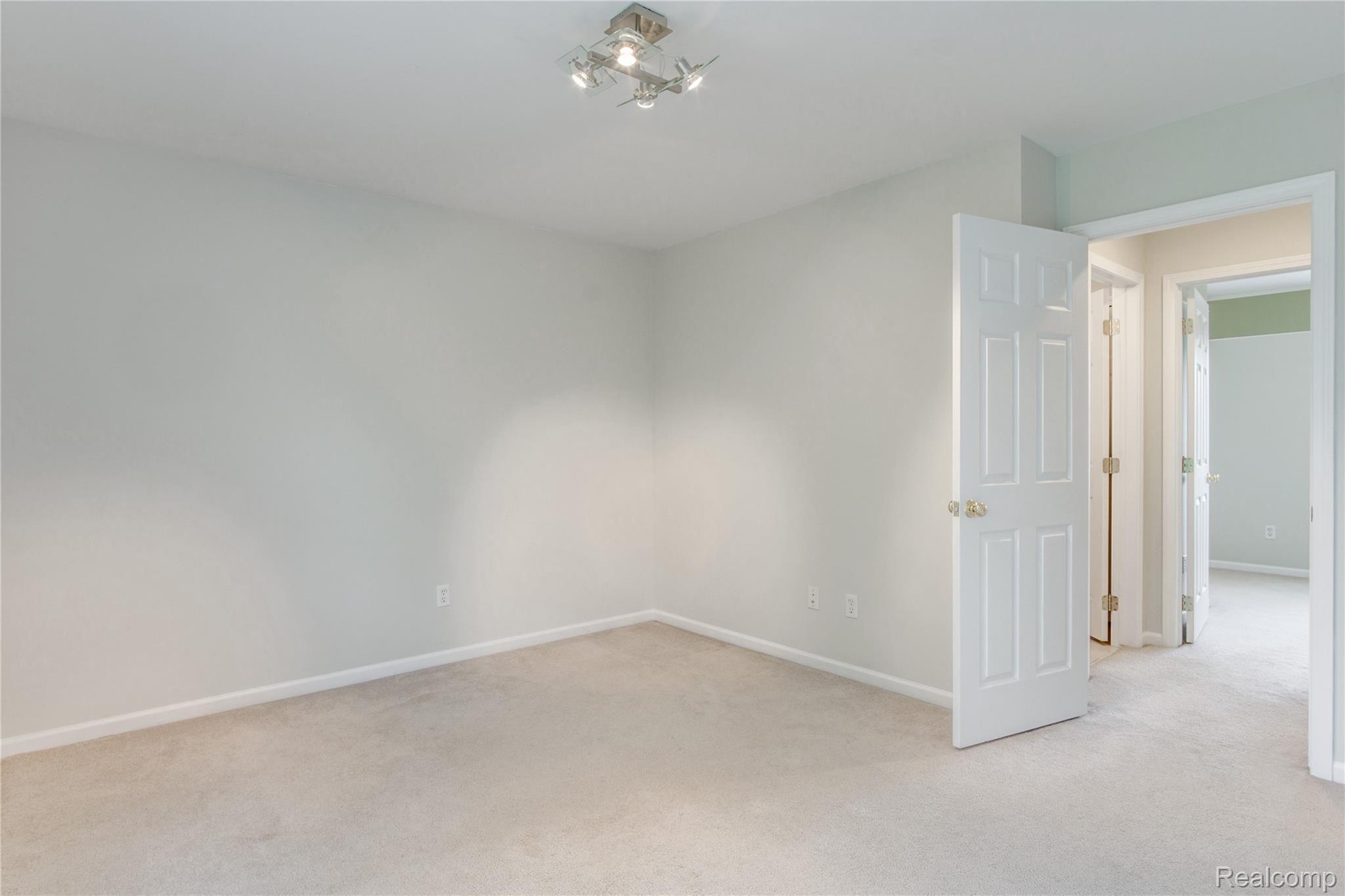 728 Ridgecrest Street Fenton, MI 48430 - Photo 20 of 25 Interiors (10 of 32).jpg