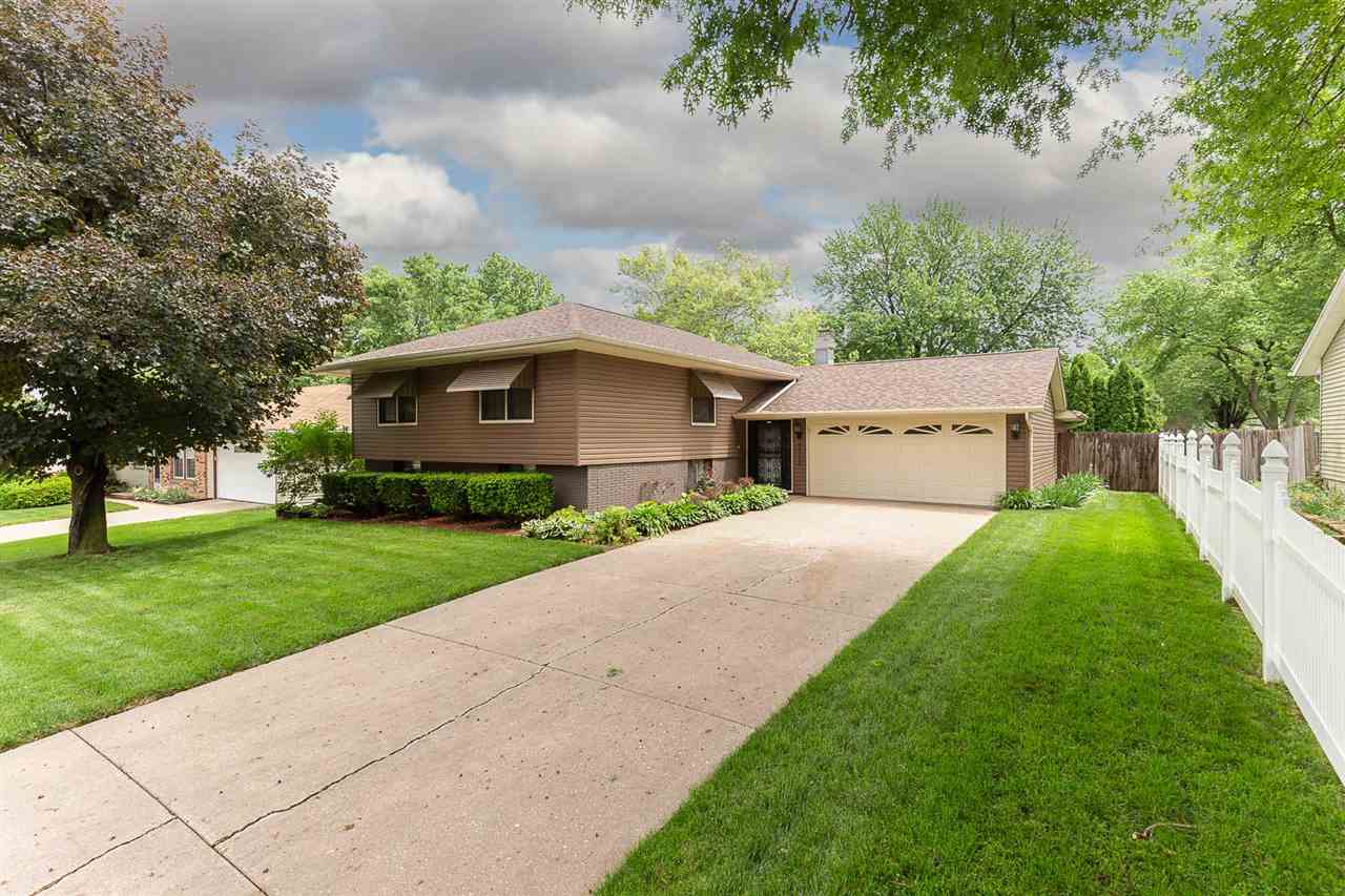 5523 Oakbrook Road Davenport, IA 52806 - Photo 1 of 14 Gallery Image 1