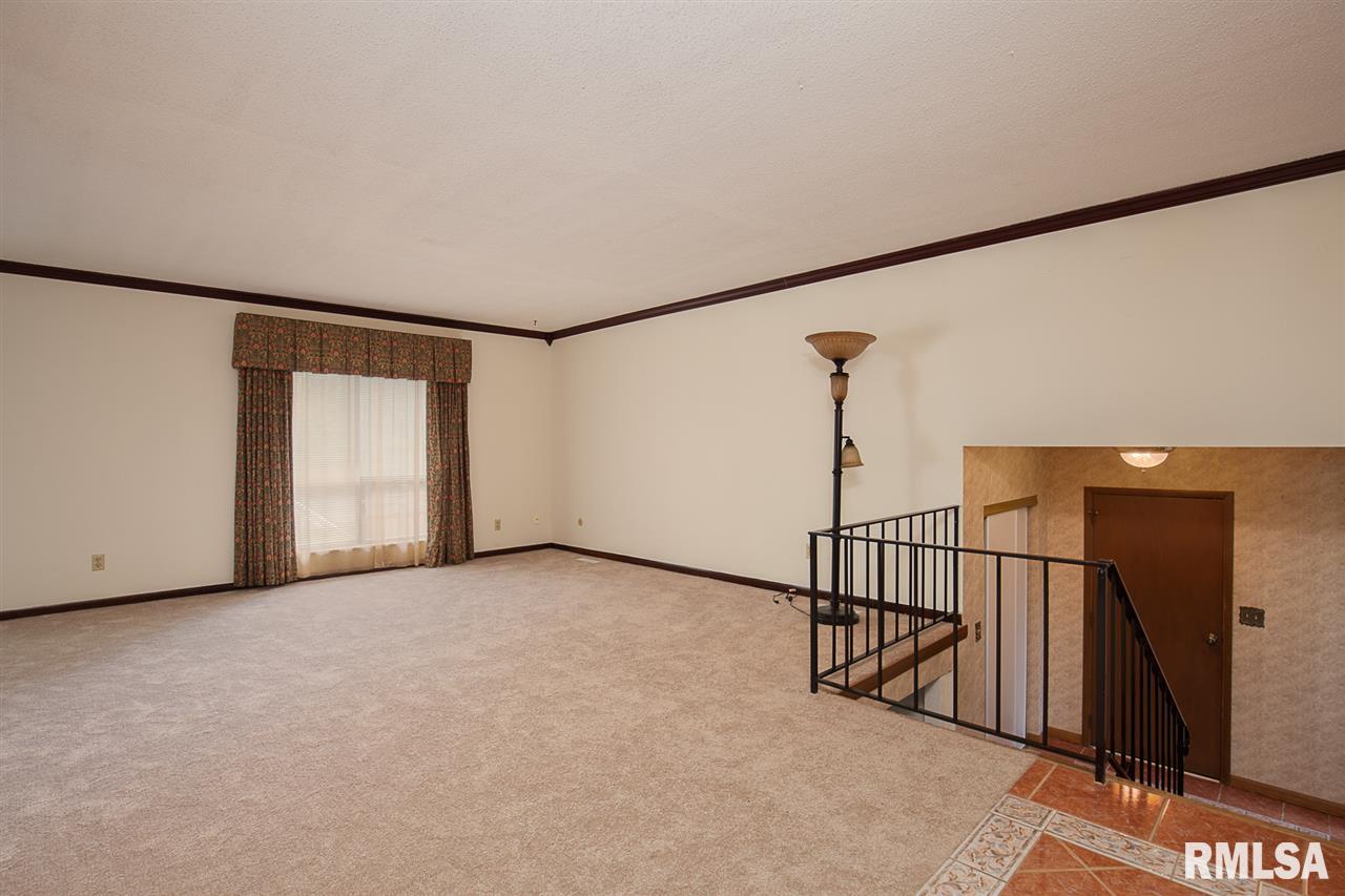 5523 Oakbrook Road Davenport, IA 52806 - Photo 2 of 14 Gallery Image 2