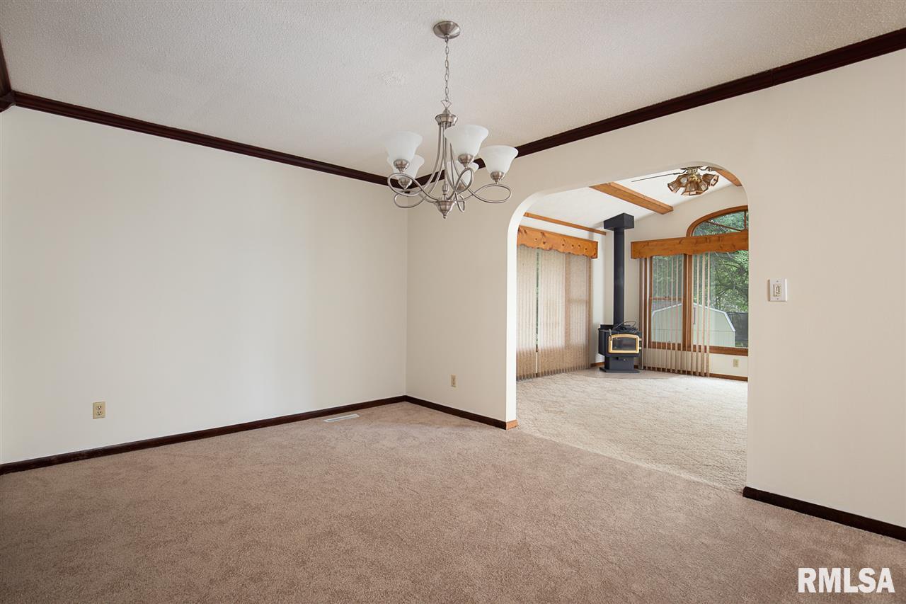 5523 Oakbrook Road Davenport, IA 52806 - Photo 3 of 14 Gallery Image 3