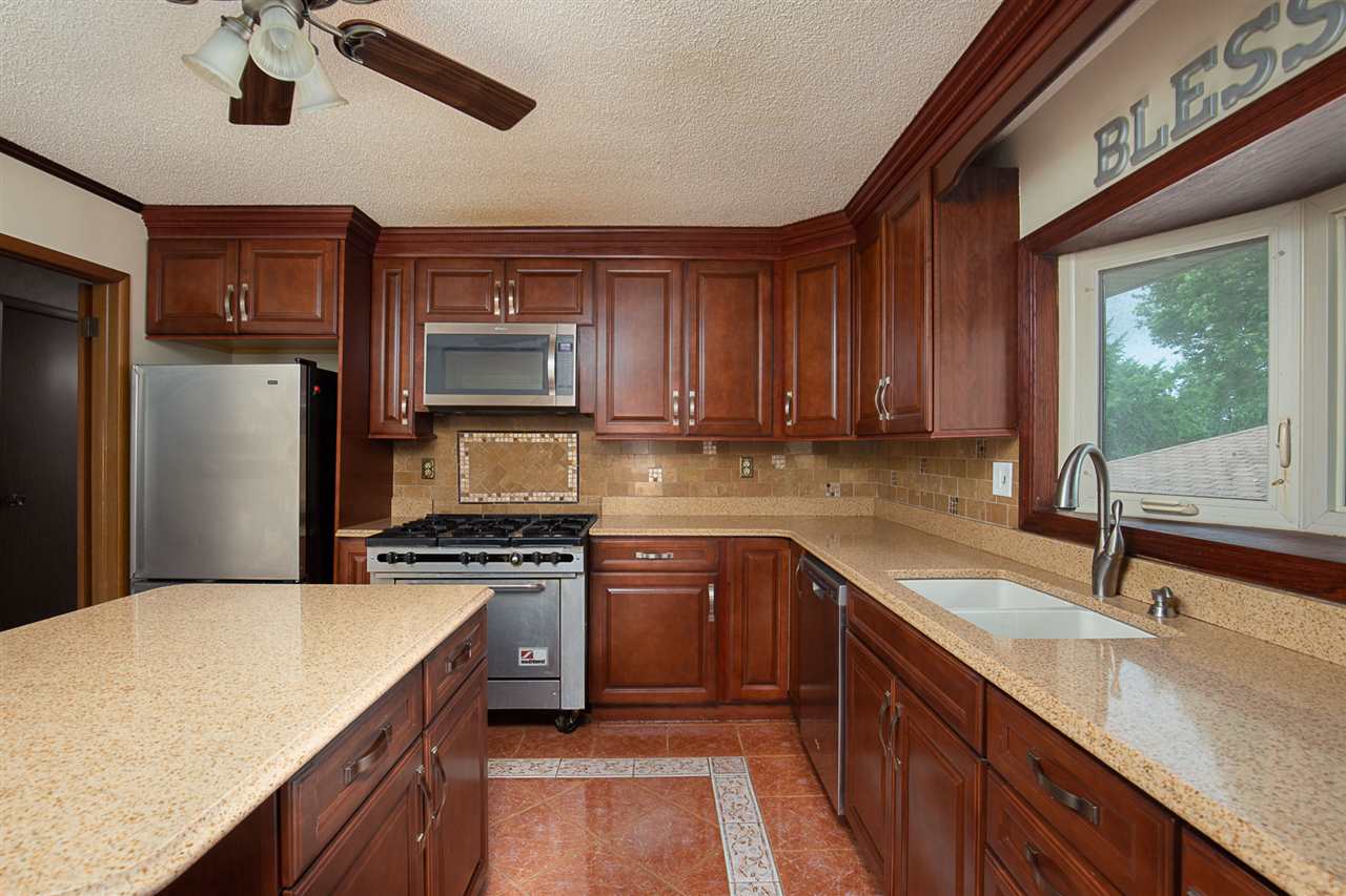 5523 Oakbrook Road Davenport, IA 52806 - Photo 6 of 14 Gallery Image 6