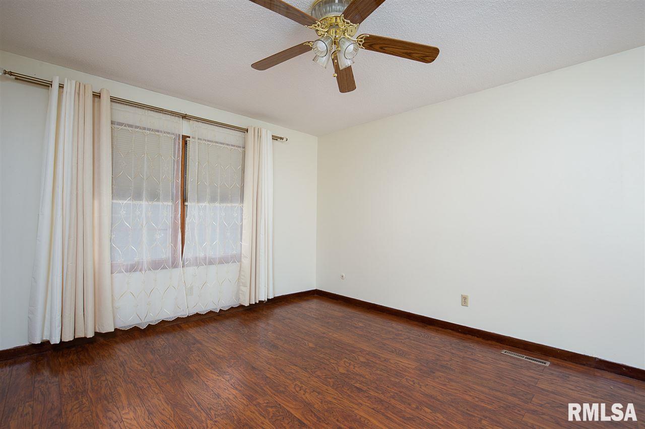 5523 Oakbrook Road Davenport, IA 52806 - Photo 7 of 14 Gallery Image 7