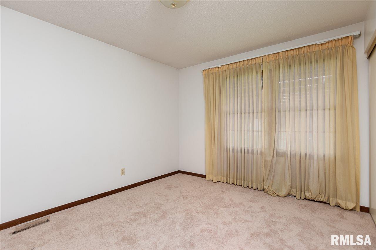 5523 Oakbrook Road Davenport, IA 52806 - Photo 8 of 14 Gallery Image 8