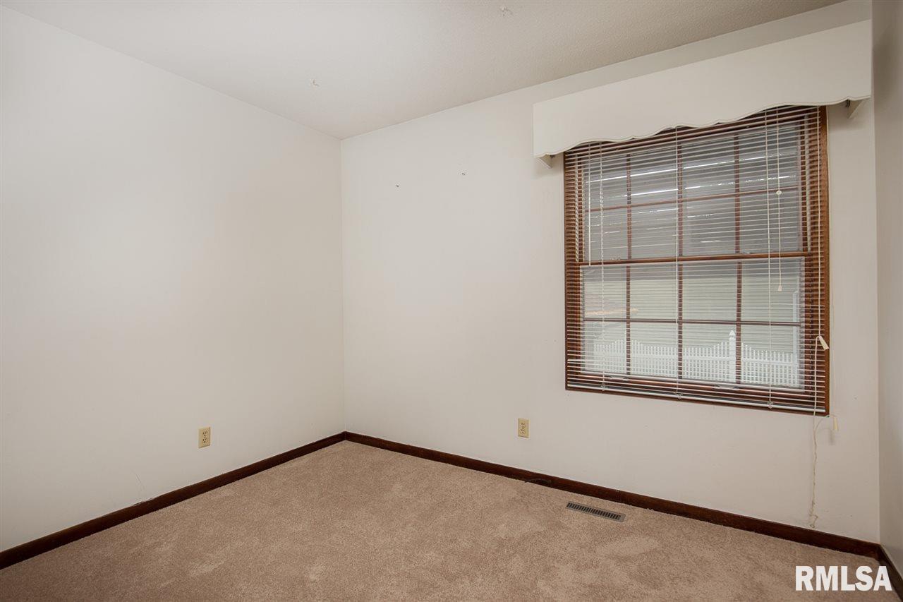 5523 Oakbrook Road Davenport, IA 52806 - Photo 9 of 14 Gallery Image 9