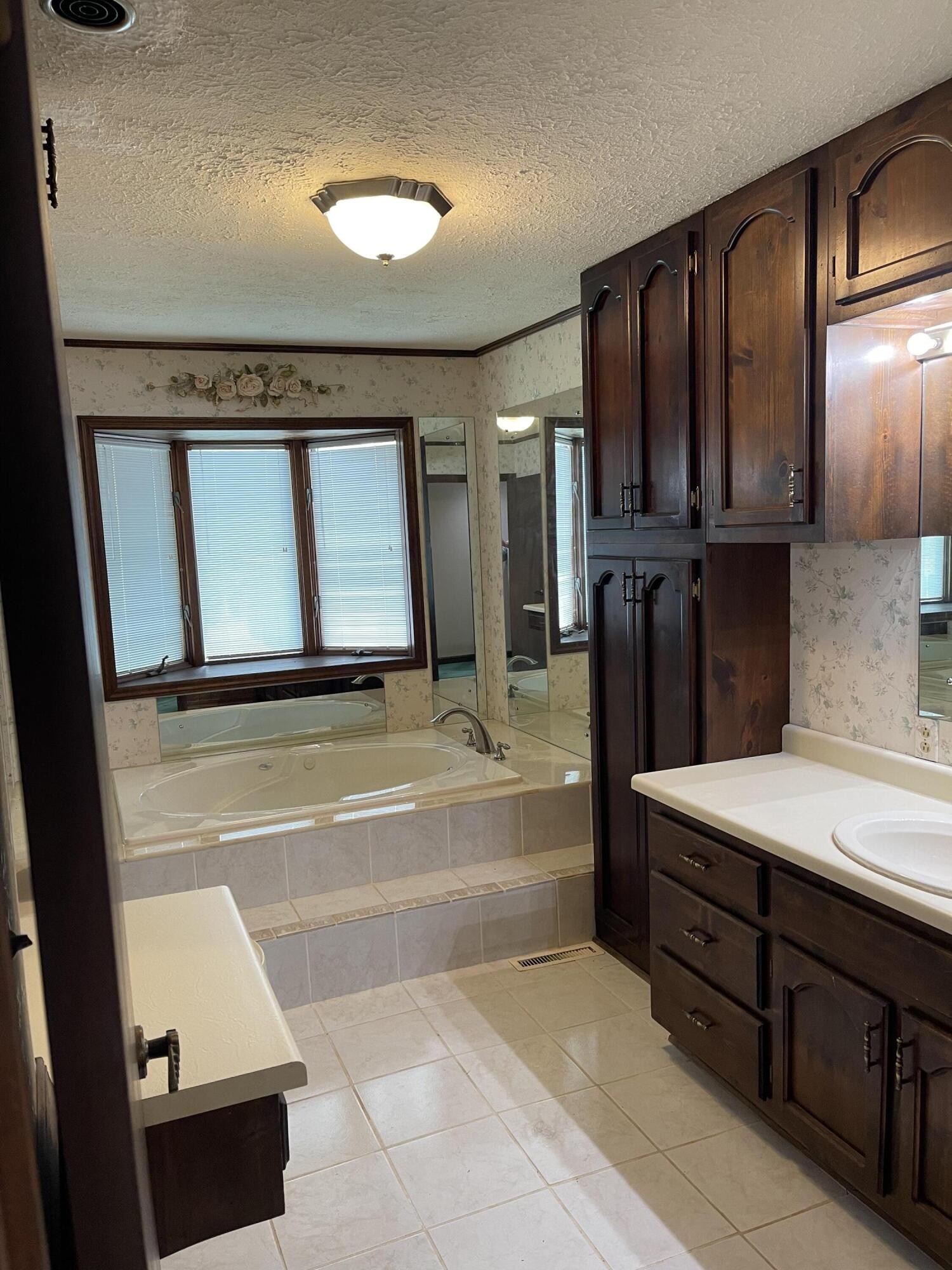 1616 Golf Course Road Newport, TN 37821 - Photo 16 of 38 a spacious bathroom with a tub a sink and mirror