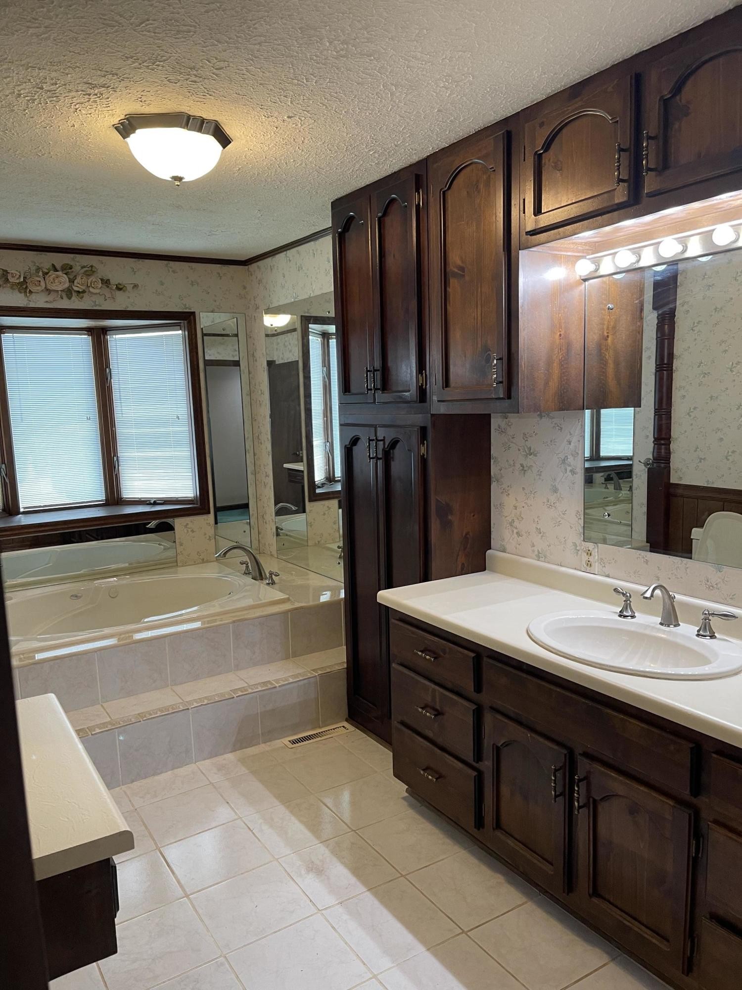 1616 Golf Course Road Newport, TN 37821 - Photo 17 of 38 a spacious bathroom with a tub sink and mirror