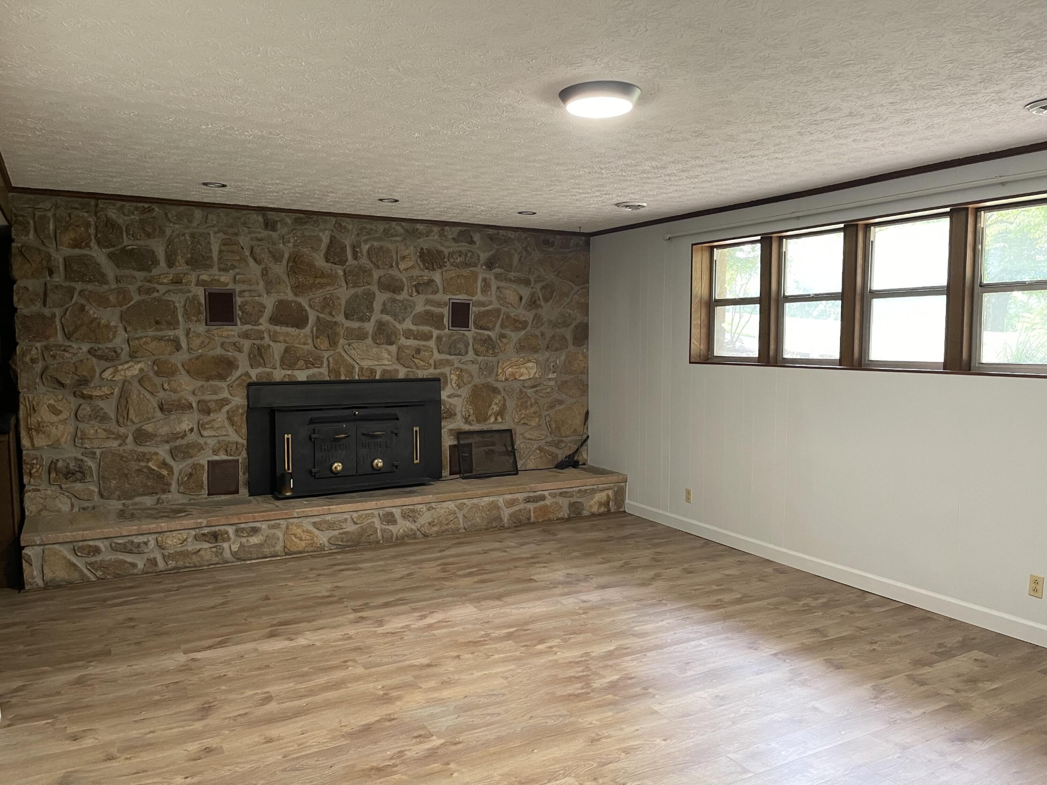 1616 Golf Course Road Newport, TN 37821 - Photo 20 of 38 an empty room with a fireplace