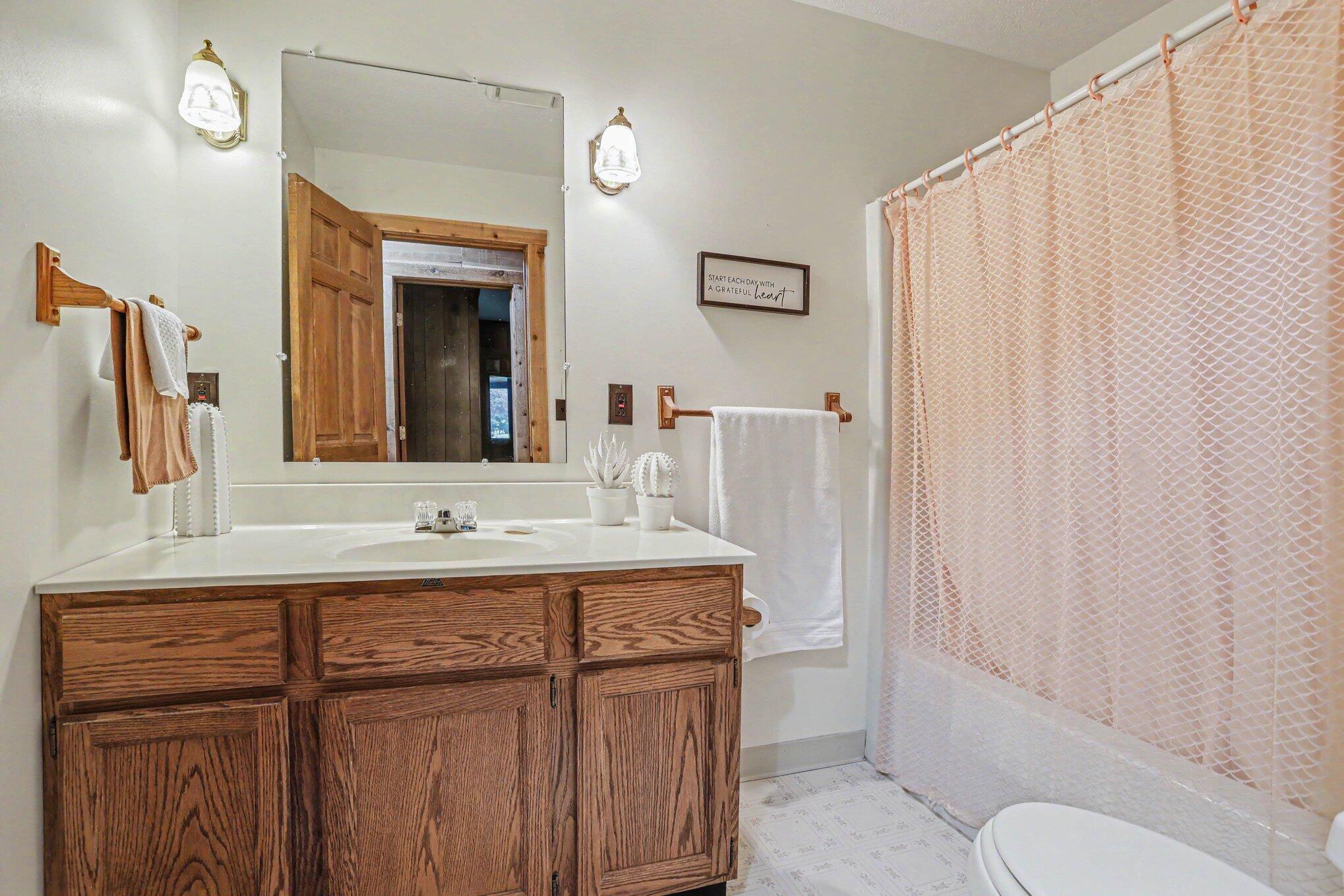 1176 Hamilton Road Battle Creek, MI 49017 - Photo 17 of 35 hallway full bathroom