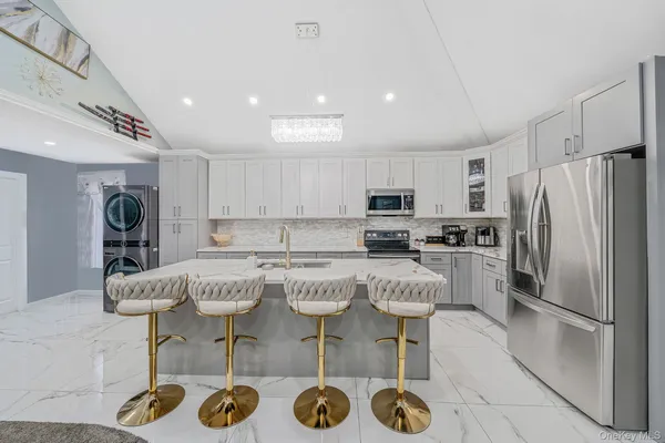 $3,600 | 158 Mohawk Street, Ronkonkoma, NY 11779