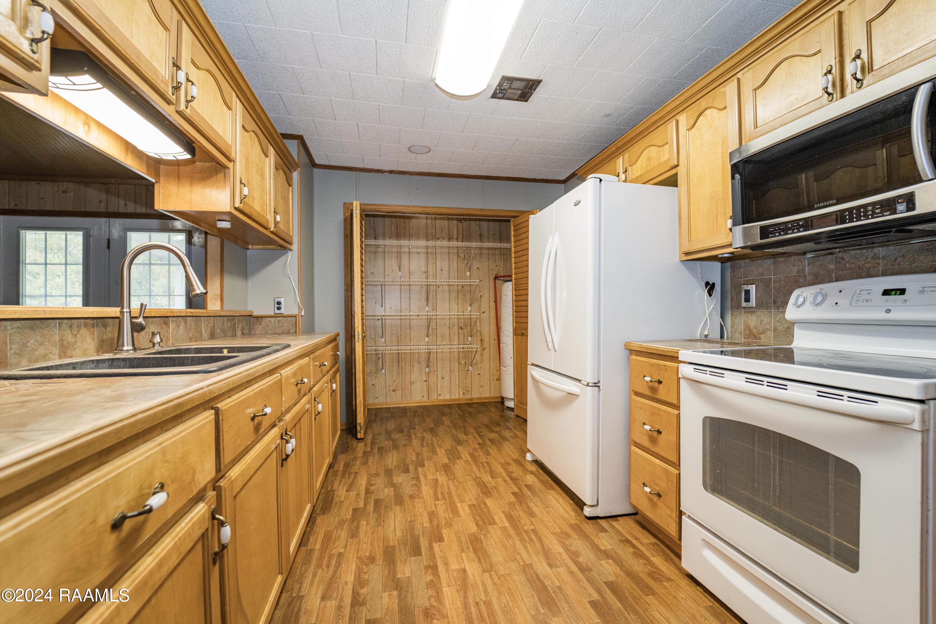 916 Sharon Drive Youngsville, LA 70592 - Photo 12 of 37 Kitchen3