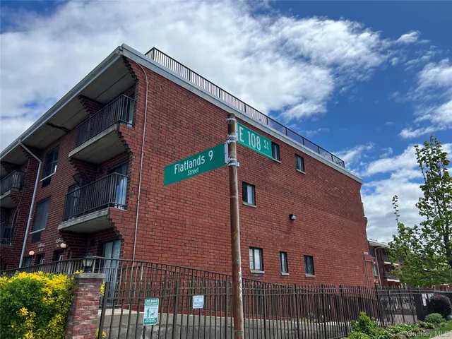 a view of house with a yard