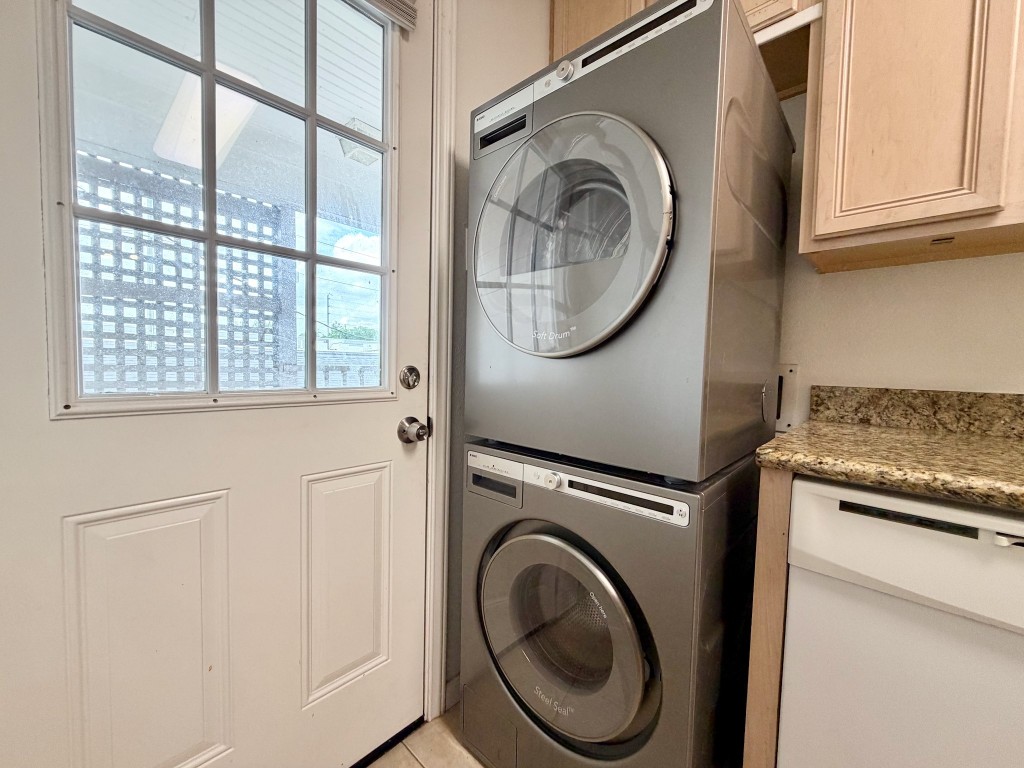 2126 Banks Street, Unit 3 Houston, TX 77098 - Photo 34 of 41 a utility room with dryer and washer